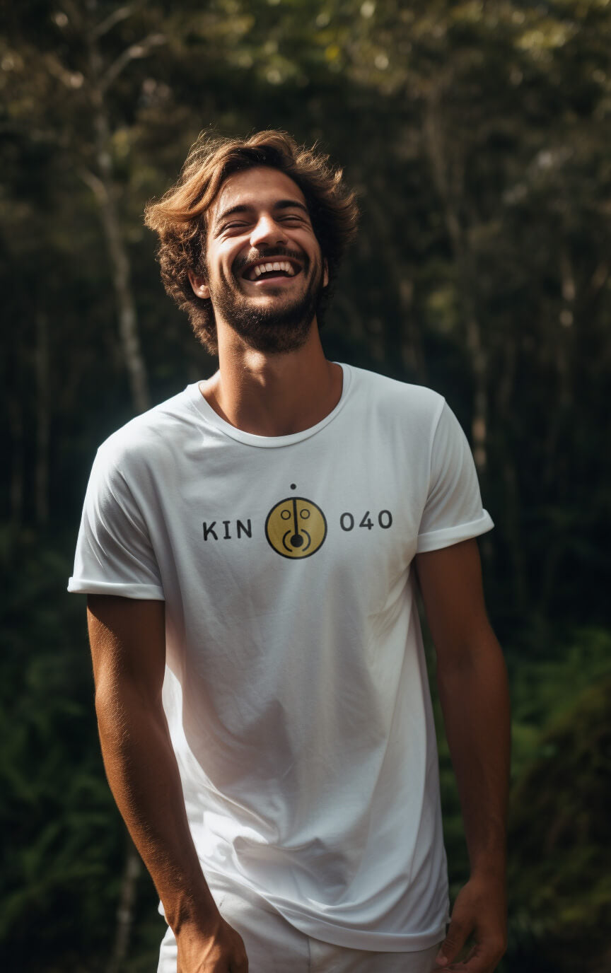 Camiseta Branca Kin 040 - Sol Magnético Amarelo