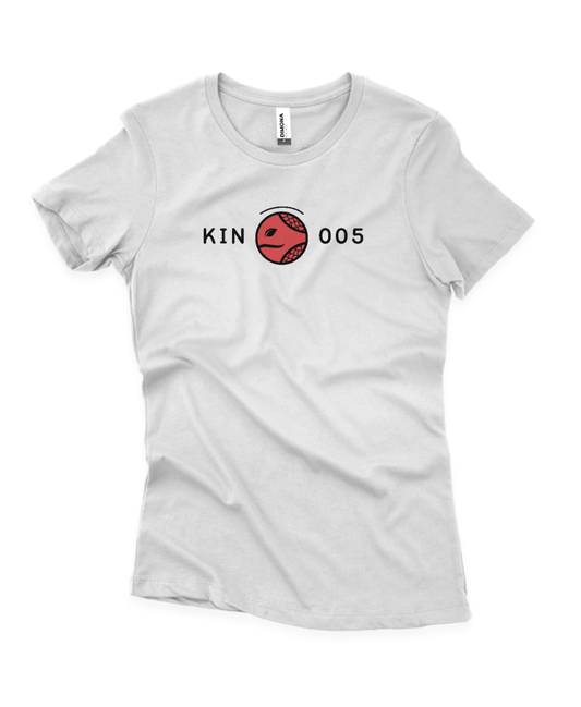 Mockup Camisa Branca - Camisa Feminina Kin 005 - Serpente Harmônica Vermelha - Kin 5 - Kin 05
