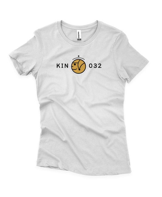 Mockup Camisa Branca - Camisa Feminina Kin 032 - Humano Rítmico Amarelo - Kin 32