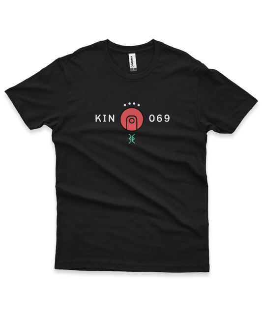 Camiseta Preta Kin 069 - Lua Autoexistente Vermelha