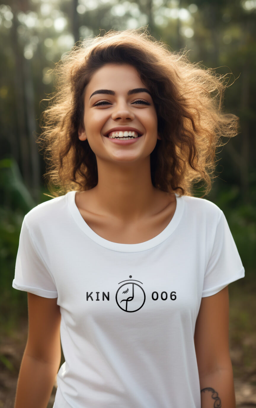 Modelo Humano Camisa Branca - Camisa Feminina Kin 006 - Enlaçador de Mundos Rítmico - Kin 06 - Kin 6