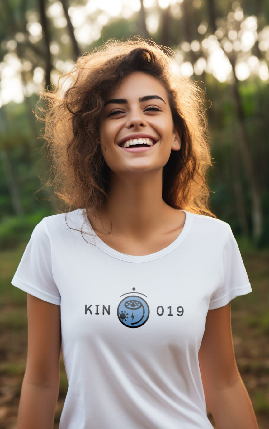 Modelo Humano Camisa Branca - Camisa Feminina Kin 019 - Tormenta Rítmica Azul - Kin 19