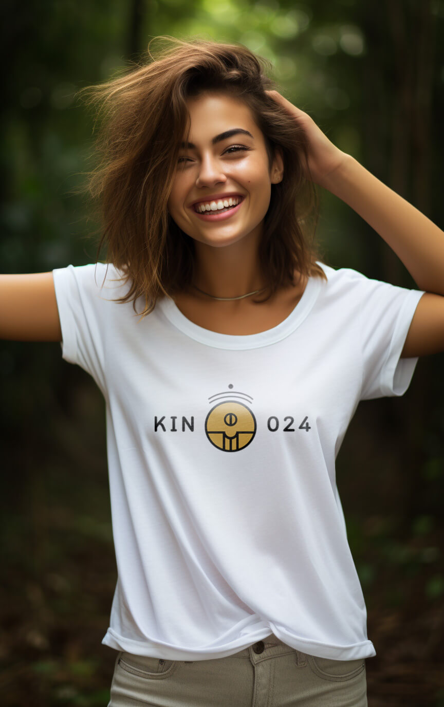 Modelo Humano Camisa Branca - Camisa Feminina Kin 024 - Semente Espectral Amarela - Kin 24