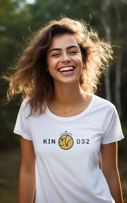 Modelo Humano Camisa Branca - Camisa Feminina Kin 032 - Humano Rítmico Amarelo - Kin 322