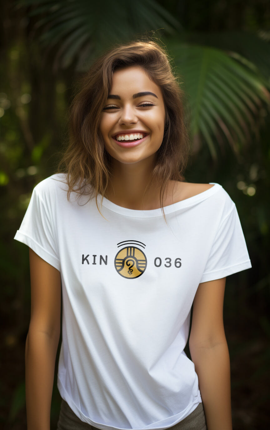 Modelo Humano Camisa Branca - Camisa Feminina Kin 036 - Guerreiro Planetário Amarelo - Kin 36
