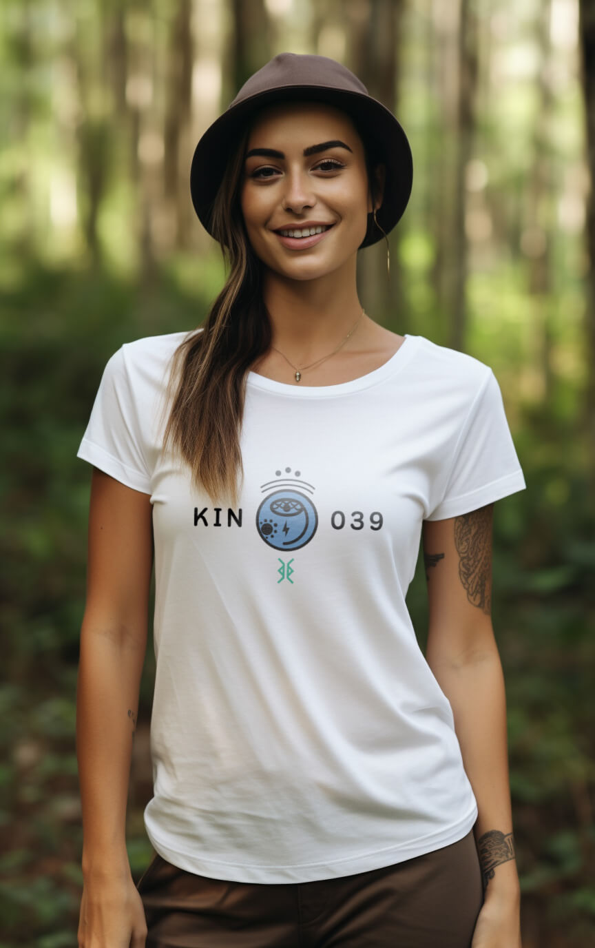 Modelo Humano Camisa Branca - Camisa Feminina Kin 039 - Tormenta Cósmica Azul - Kin 39