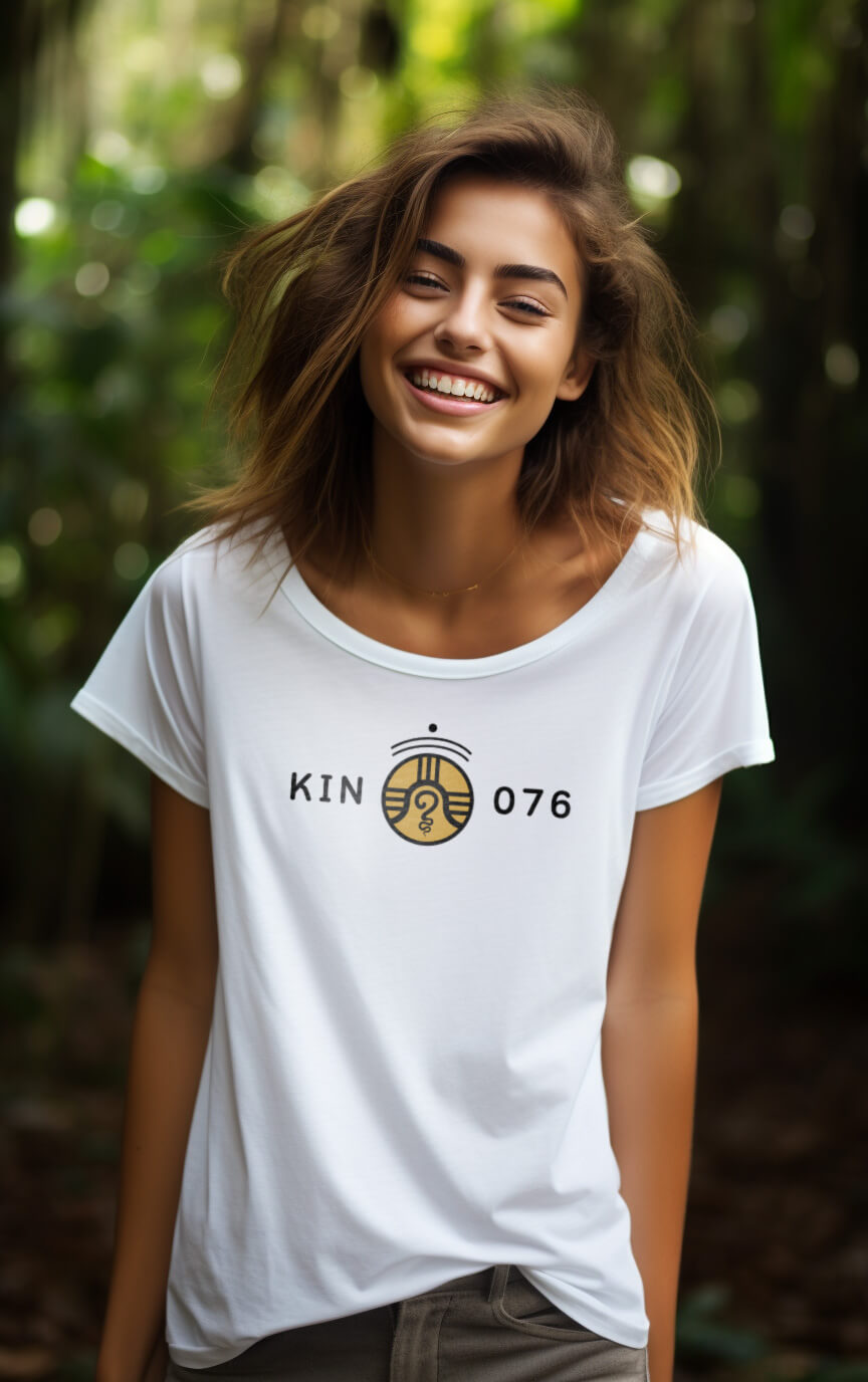 Camisa Feminina Branca Kin 076 - Guerreiro Espectral Amarelo - Kin 76