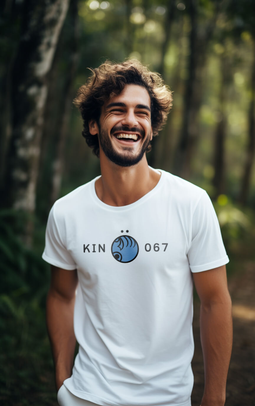 Camiseta Branca Kin 067 - Mão Lunar Azul