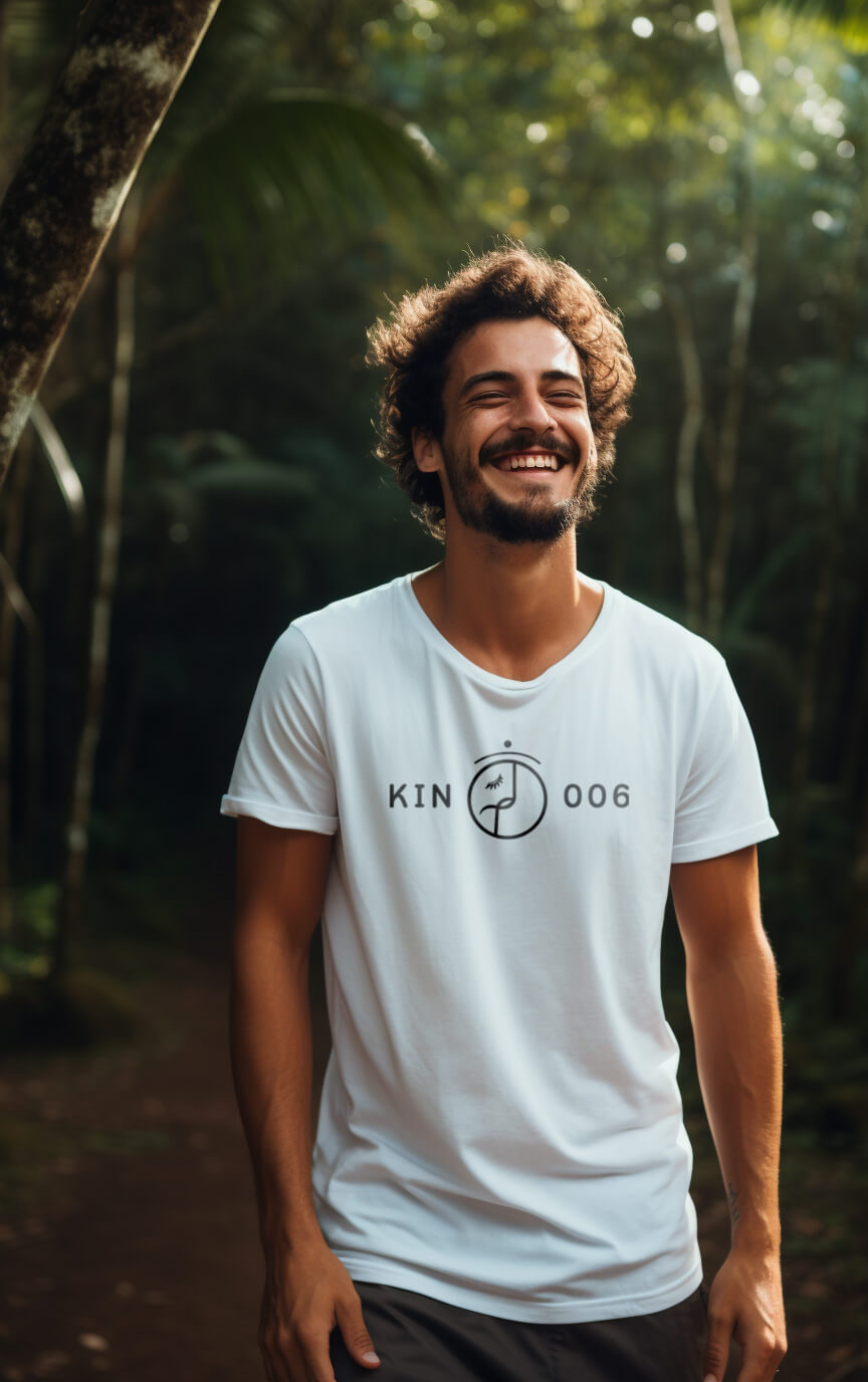 Camiseta Branca Kin 006 - Enlaçador de Mundos Rítmico