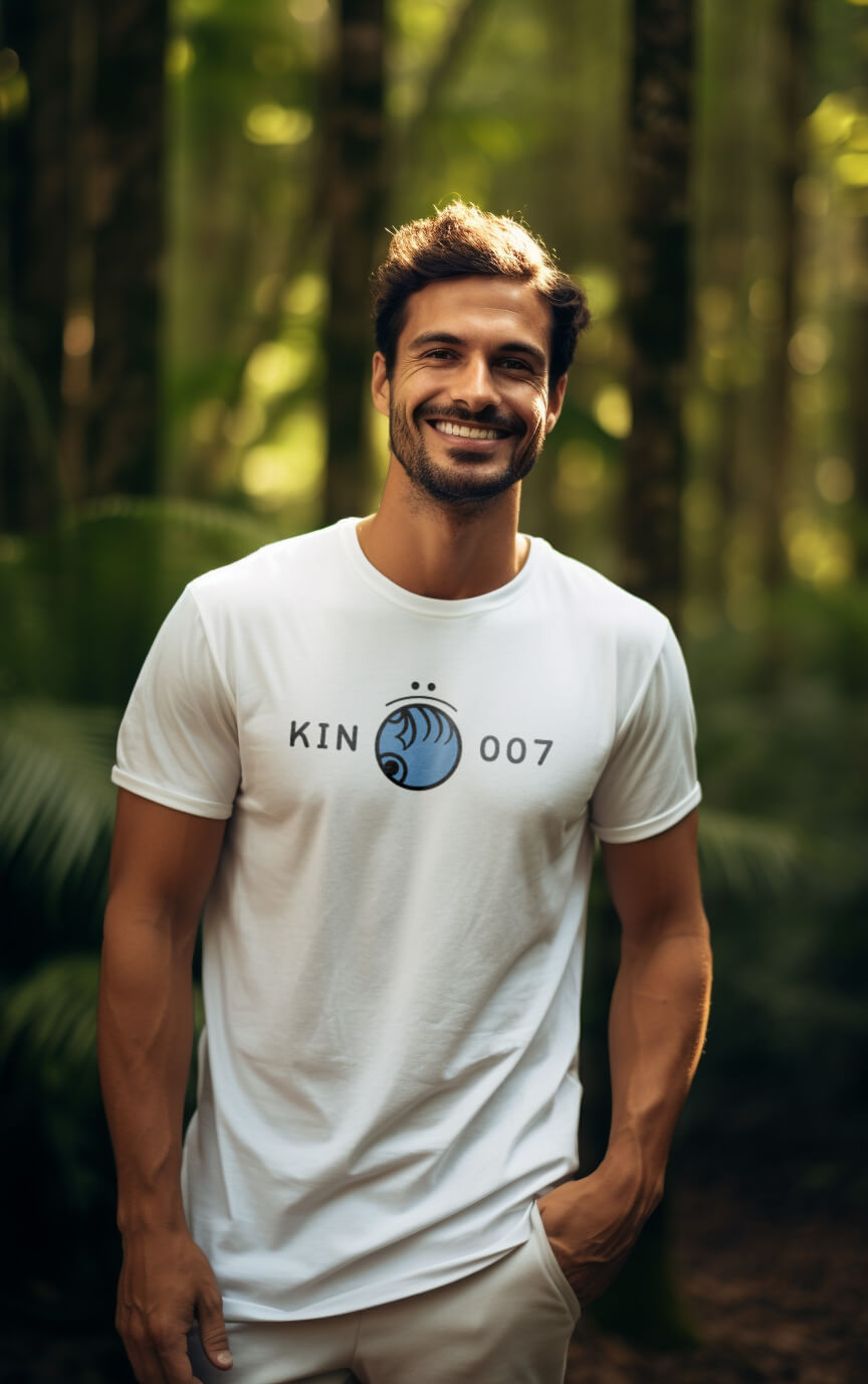 Camiseta Branca Kin 007 - Mão Ressonante Azul