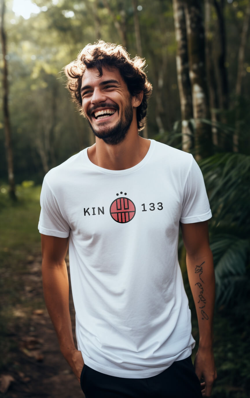 Camiseta Branca Kin 133 - Caminhante do Céu Elétrico