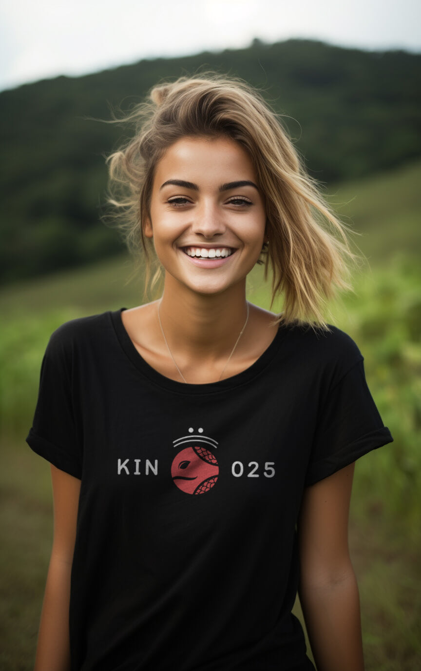 Modelo Humano Camisa Preta - Camisa Feminina Kin 025 - Serpente Cristal Vermelha - Kin 25