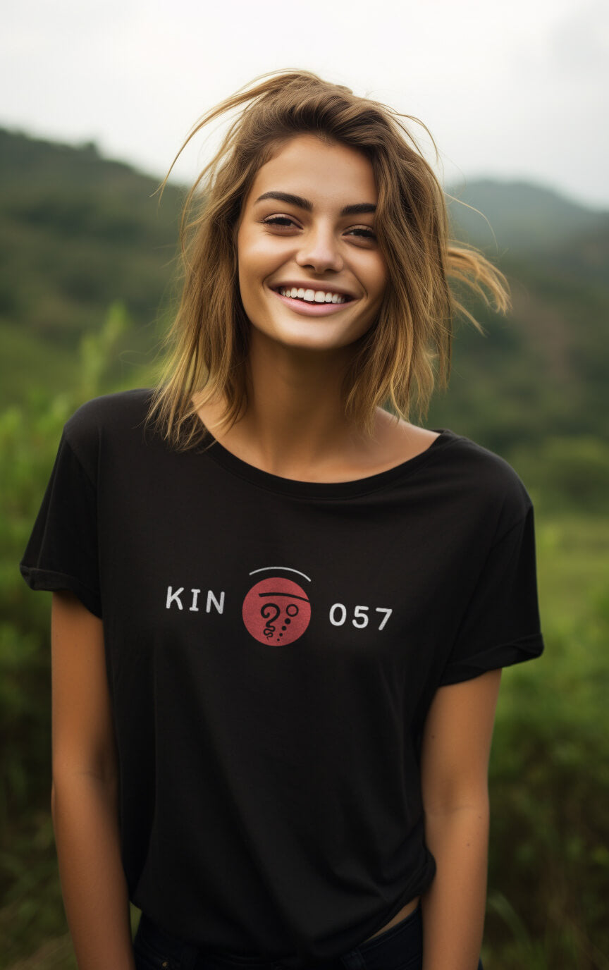 Camisa Feminina Preta Kin 057 - Terra Harmônica Vermelha - Kin 57