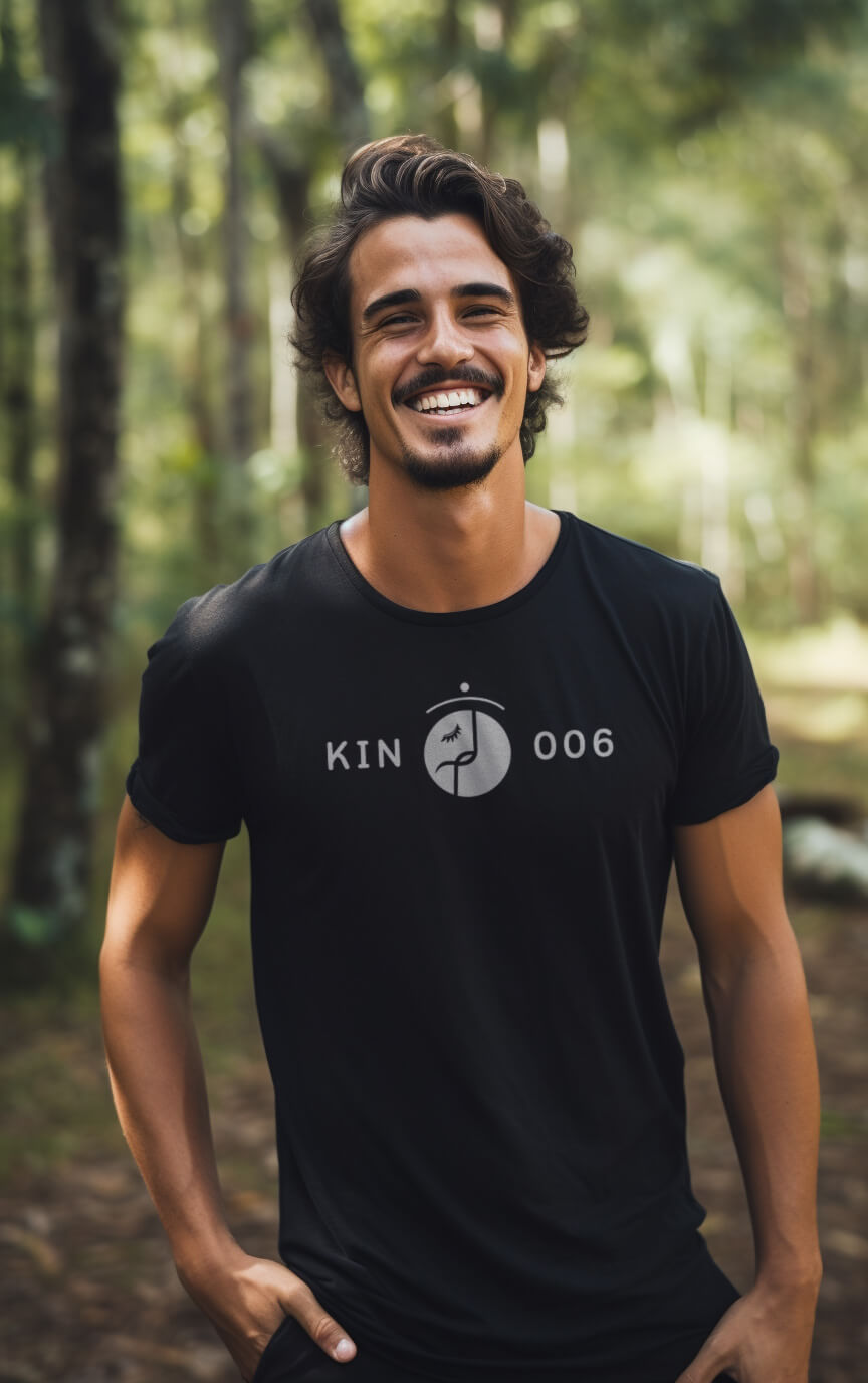 Camiseta Preta Kin 006 - Enlaçador de Mundos Rítmico